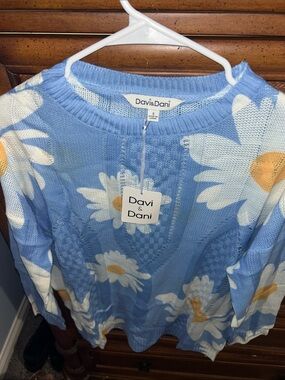 Davi & Dani Blue Daisy Print lightweight Women’s Sweater